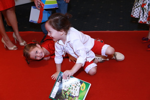 Vợ chồng Hồng Nhung khoe 2 con song sinh quot;gây sốtquot; - 3