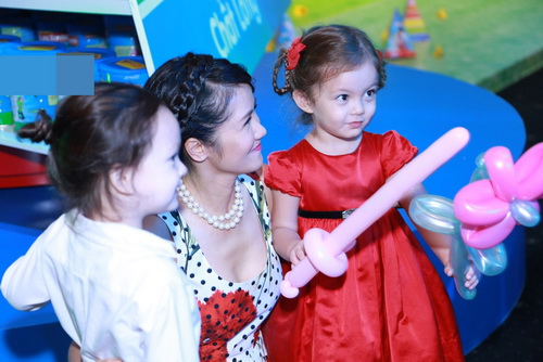 Vợ chồng Hồng Nhung khoe 2 con song sinh quot;gây sốtquot; - 4