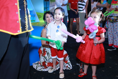 Vợ chồng Hồng Nhung khoe 2 con song sinh quot;gây sốtquot; - 5