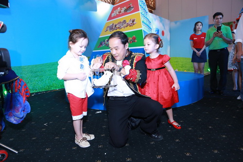 Vợ chồng Hồng Nhung khoe 2 con song sinh quot;gây sốtquot; - 7