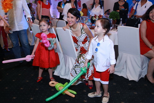 Vợ chồng Hồng Nhung khoe 2 con song sinh quot;gây sốtquot; - 10