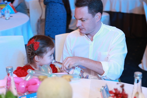 Vợ chồng Hồng Nhung khoe 2 con song sinh quot;gây sốtquot; - 11