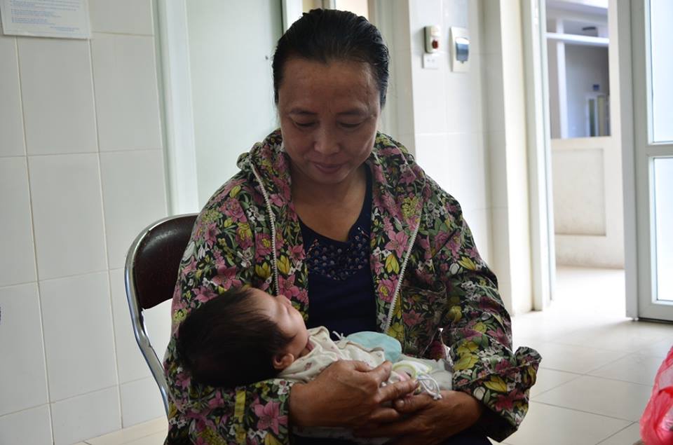 HN: Bé trai bị bỏ rơi kèm thư “xin nhà chùa nuôi cháu” - 1