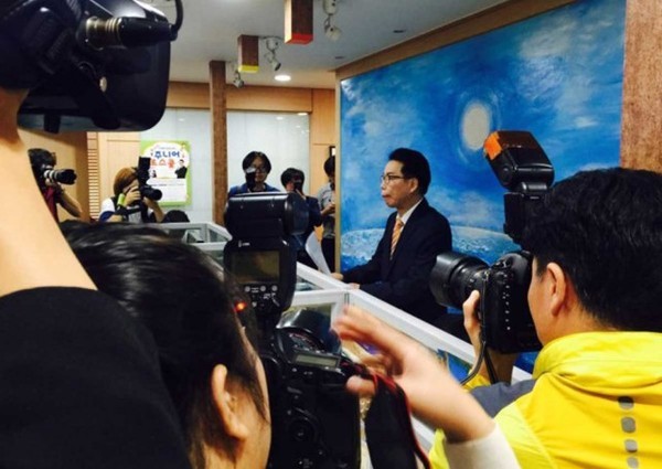 Bố Kim Hyun Joong quot;không thèmquot; nhìn mặt cháu nội - 4