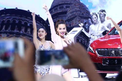 Subeo chăm chú xem Hồ Ngọc Hà biểu diễn sexy - 1