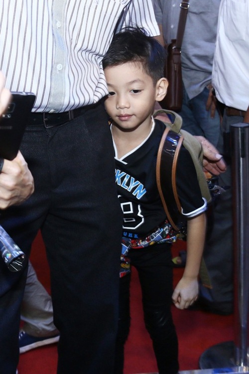 Subeo chăm chú xem Hồ Ngọc Hà biểu diễn sexy - 9