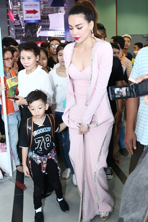 Subeo chăm chú xem Hồ Ngọc Hà biểu diễn sexy - 11