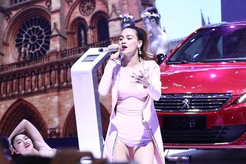 Subeo chăm chú xem Hồ Ngọc Hà biểu diễn sexy - 2