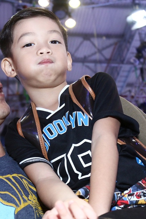 Subeo chăm chú xem Hồ Ngọc Hà biểu diễn sexy - 4