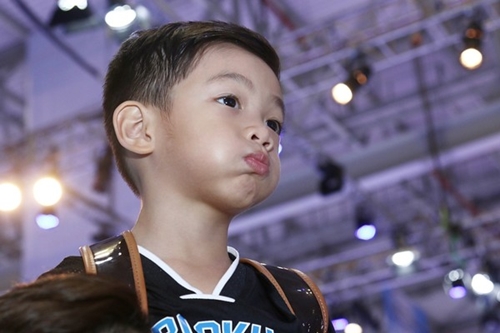 Subeo chăm chú xem Hồ Ngọc Hà biểu diễn sexy - 5