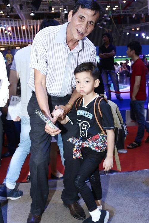 Subeo chăm chú xem Hồ Ngọc Hà biểu diễn sexy - 8