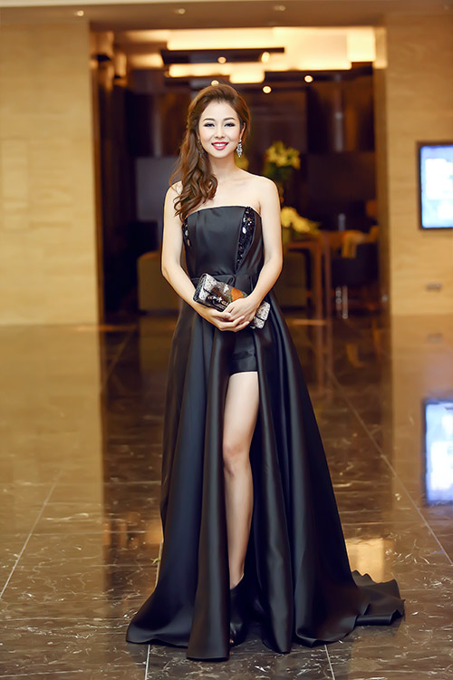 quot;Gái 2 conquot; Jennifer Phạm không hề lép vế đàn em - 1