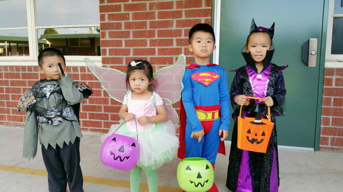Việt Hương, Thái Hòa vui chơi cùng con ngày Halloween - 10