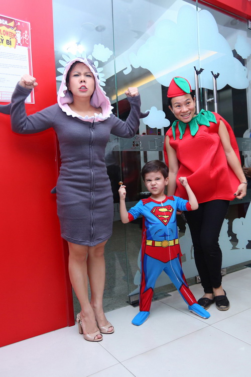 Việt Hương, Thái Hòa vui chơi cùng con ngày Halloween - 2