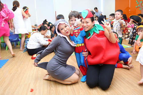 Việt Hương, Thái Hòa vui chơi cùng con ngày Halloween - 3