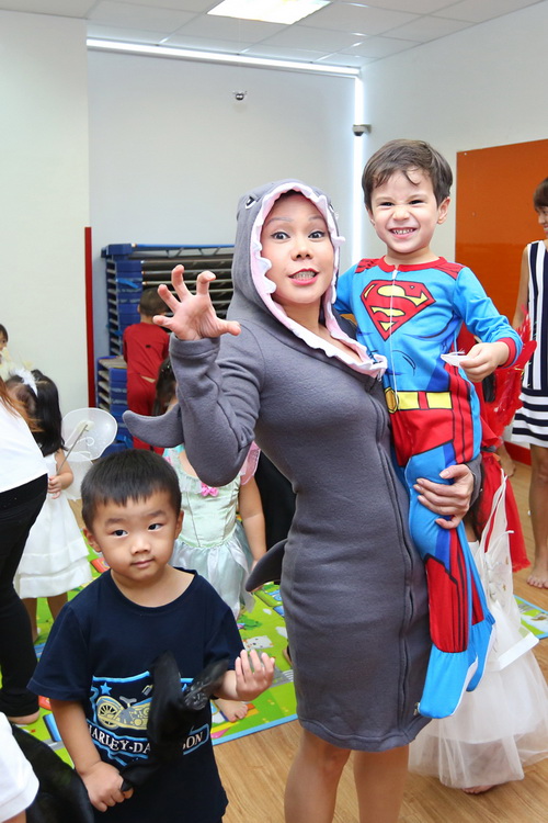 Việt Hương, Thái Hòa vui chơi cùng con ngày Halloween - 1