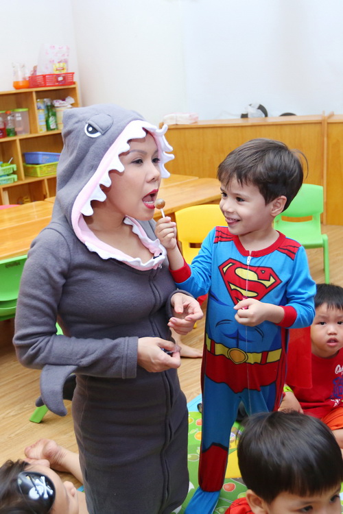 Việt Hương, Thái Hòa vui chơi cùng con ngày Halloween - 4