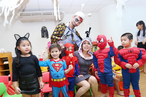 Việt Hương, Thái Hòa vui chơi cùng con ngày Halloween - 5