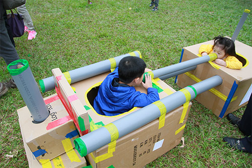 Trẻ nhỏ thích thú chơi đồ từ phế liệu - 13