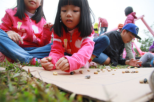 Trẻ nhỏ thích thú chơi đồ từ phế liệu - 10