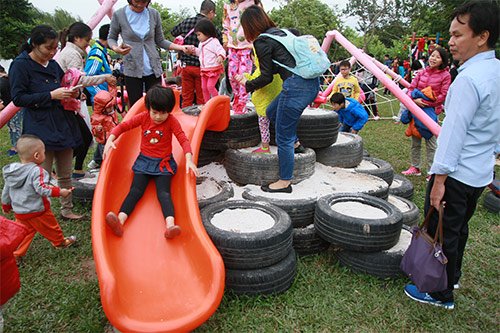 Trẻ nhỏ thích thú chơi đồ từ phế liệu - 7