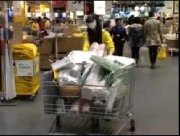 Phạm Băng Băng ăn diện kín mít đi chợ bình dân - 1