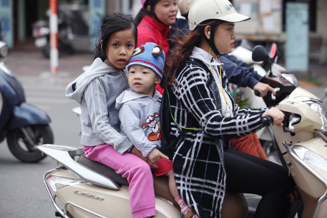 Ảnh: Người Hà Nội thu mình trong áo ấm ngày đầu đông - 1