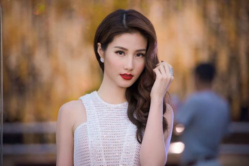 HH Phạm Hương quot;tăng tuổiquot; với tóc búi kiểu Pháp - 12