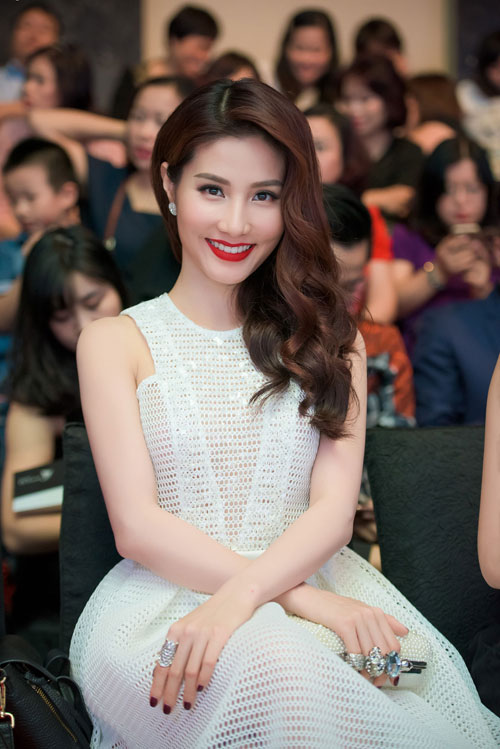 HH Phạm Hương quot;tăng tuổiquot; với tóc búi kiểu Pháp - 13