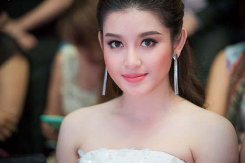 HH Phạm Hương quot;tăng tuổiquot; với tóc búi kiểu Pháp - 10