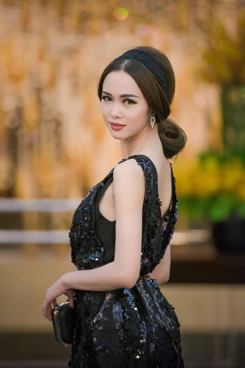 HH Phạm Hương quot;tăng tuổiquot; với tóc búi kiểu Pháp - 5