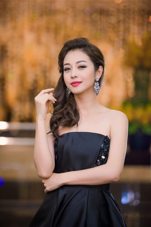 HH Phạm Hương quot;tăng tuổiquot; với tóc búi kiểu Pháp - 8