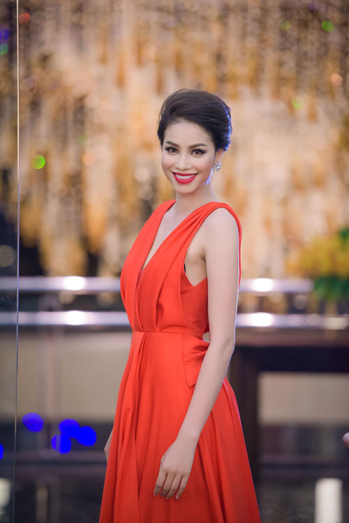 HH Phạm Hương quot;tăng tuổiquot; với tóc búi kiểu Pháp - 1