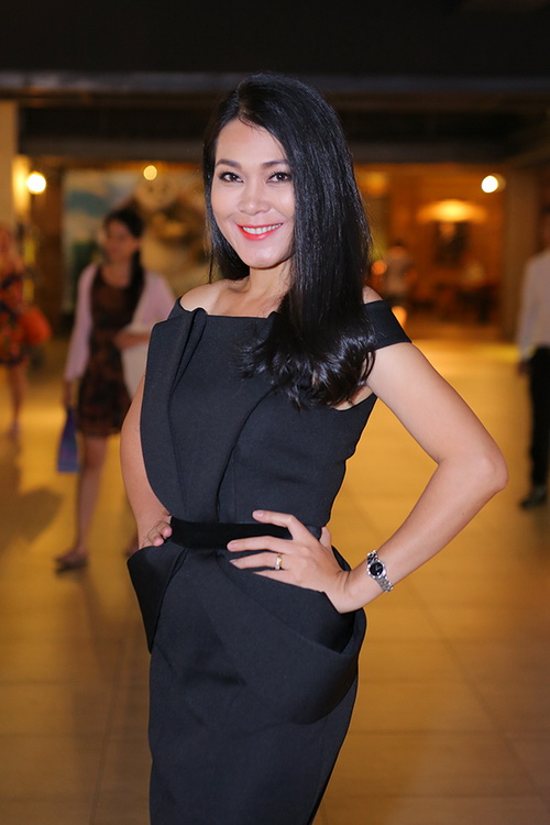 HH Phạm Hương quot;tăng tuổiquot; với tóc búi kiểu Pháp - 16