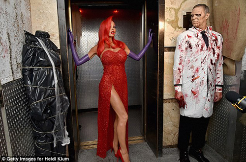 Siêu mẫu 42 tuổi sở hữu vòng 1 khổng lồ đêm Halloween - 2