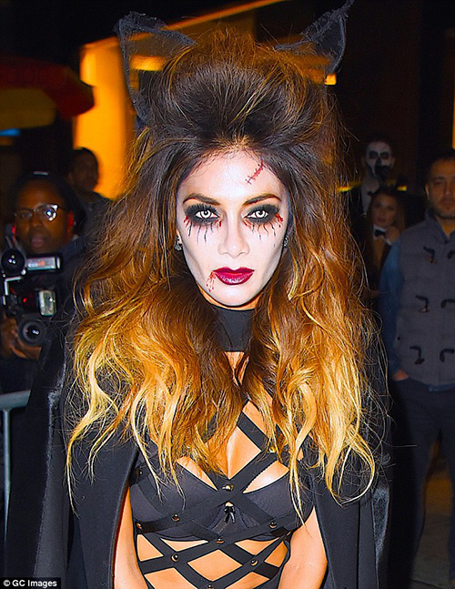 Siêu mẫu 42 tuổi sở hữu vòng 1 khổng lồ đêm Halloween - 16