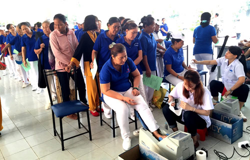 Vinamilk chăm sóc sức khỏe cho hơn 1.600 người cao tuổi Hà Nội amp; TP. HCM - 2