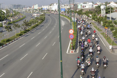 Nghịch cảnh: Làn xe máy chen nhau, làn ô tô trống trải - 1