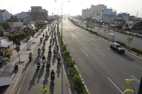 Nghịch cảnh: Làn xe máy chen nhau, làn ô tô trống trải - 2