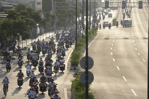 Nghịch cảnh: Làn xe máy chen nhau, làn ô tô trống trải - 3