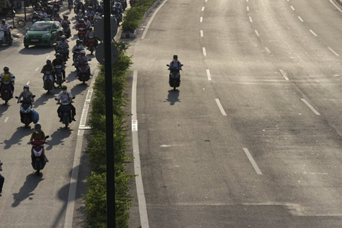 Nghịch cảnh: Làn xe máy chen nhau, làn ô tô trống trải - 5