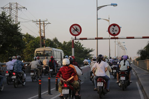 Nghịch cảnh: Làn xe máy chen nhau, làn ô tô trống trải - 7