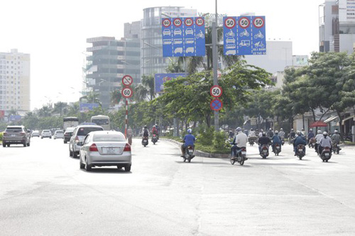 Nghịch cảnh: Làn xe máy chen nhau, làn ô tô trống trải - 9