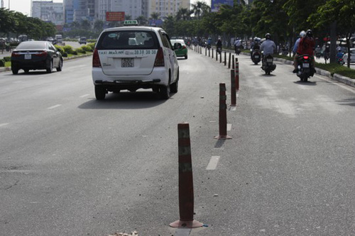 Nghịch cảnh: Làn xe máy chen nhau, làn ô tô trống trải - 10