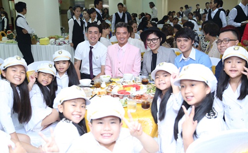 Mr Đàm đưa học trò The Voice cùng đi chạy show - 10