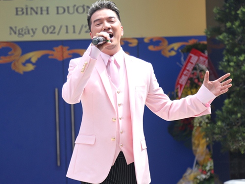 Mr Đàm đưa học trò The Voice cùng đi chạy show - 2