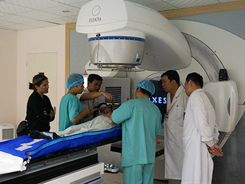 Chữa ung thư gan cho cụ bà với phương pháp mới - 2