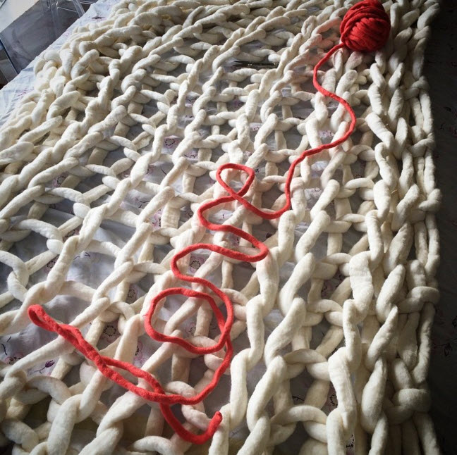 Chị em khắp nơi phát sốt mốt đan chăn len khổng lồ - 3