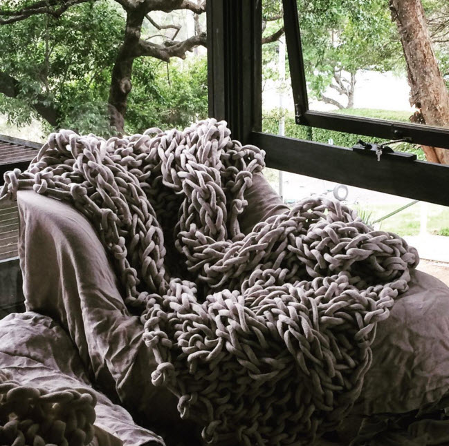 Chị em khắp nơi phát sốt mốt đan chăn len khổng lồ - 4