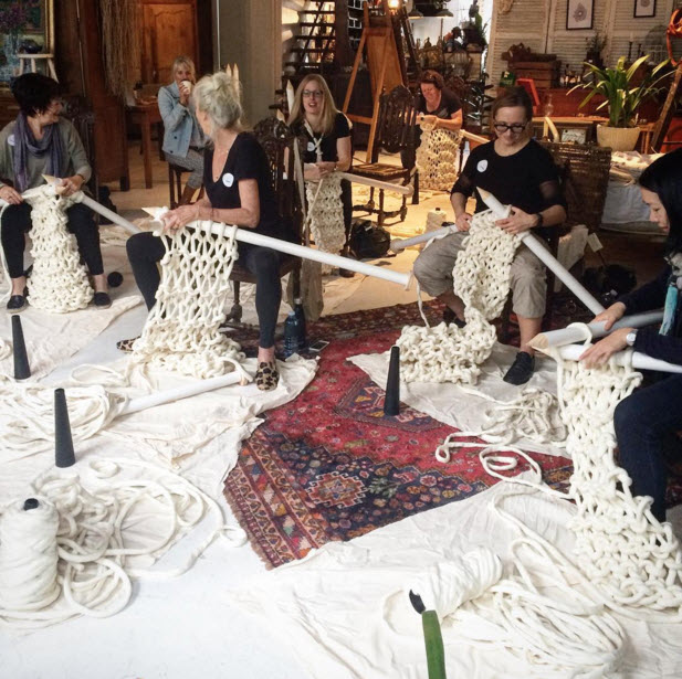 Chị em khắp nơi phát sốt mốt đan chăn len khổng lồ - 11